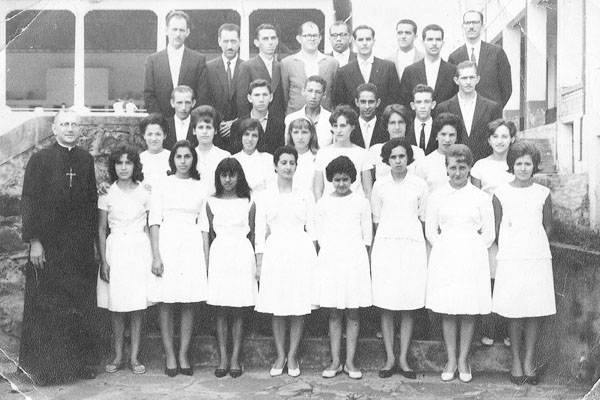 A foto de hoje, cedida pelo amigo Carlos Antônio Corrêa Borges, mostra o Coral de Santa Rita, reunido nas dependências do antigo Colégio Champagnat, no ano de 1962. À esquerda, o dirigente do coral, professor Irmão Sabino. Dentre os identificados pelo Car